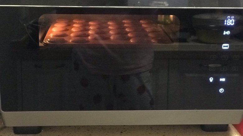 蛋白杏仁饼干,烤箱预热10分钟，中层180度烘烤3分钟定型后转150度烘烤10分钟左右。
