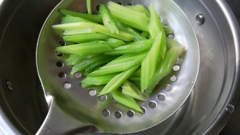 腐竹拌嫩芹,焯水后的芹菜沥水捞出。