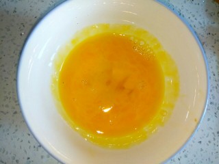 虾皮紫菜蛋花汤,鸡蛋一个打散，调匀