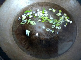 虾皮紫菜蛋花汤,锅中放入适量清水，放入葱碎