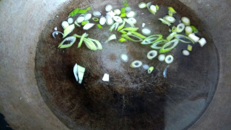 虾皮紫菜蛋花汤,锅中放入适量清水，放入葱碎