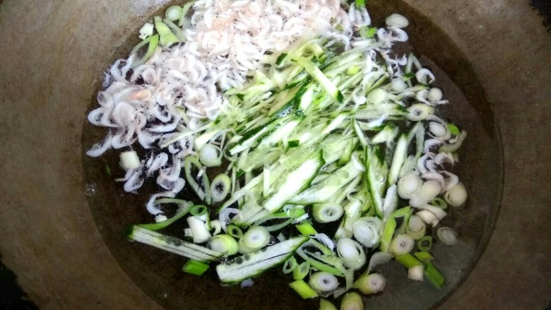 虾皮紫菜蛋花汤,放入黄瓜丝