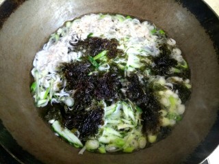 虾皮紫菜蛋花汤,放入紫菜，放入适量盐，大火烧开
