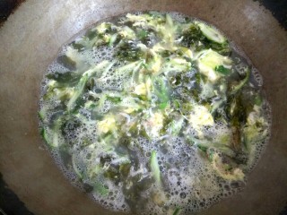 虾皮紫菜蛋花汤,淋入蛋液