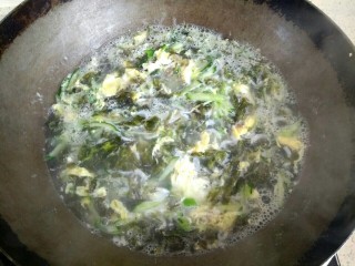 虾皮紫菜蛋花汤,倒入淀粉汁，大火烧开，搅拌均匀