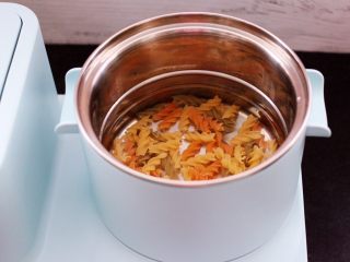 鹅蛋时蔬炒意面,东菱早餐机的汤锅里加入适量的清水，放入意面。