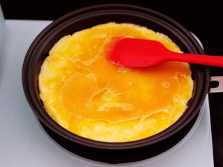 鹅蛋时蔬炒意面,东菱早餐机的平底锅倒入5克橄榄油，放入鹅蛋液炒熟盛出备用。