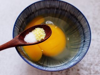 鹅蛋时蔬炒意面,取一个碗，打散鹅蛋，加入料酒，再加入适量的盐和鸡精搅拌均匀备用。
