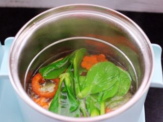鹅蛋时蔬炒意面,看见胡萝卜断生变色时，加入小油菜焯一下水。