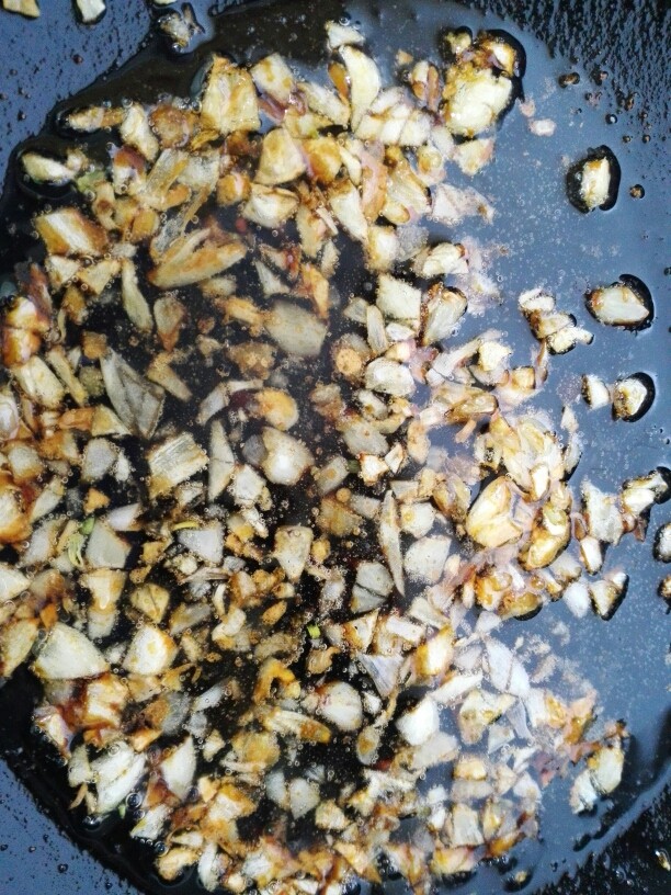 蒜蓉粉丝蒸扇贝,最后加入少许生粉水将酱炒致浓稠即可，生抽也可以用蚝油替代