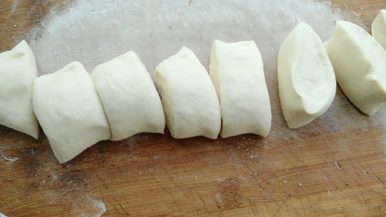 木耳包菜煎饼,案板上撒上面粉把面团揉成条状切成大小一样的小团