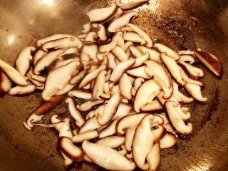 香菇油菜,11.锅中热油，放入香菇，大蒜，大火炒熟，最后加入料汁，翻炒均匀