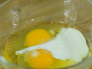 嫩滑弹牙，简单快手超好吃,鸡蛋中加一点点盐和少许牛奶拌匀。