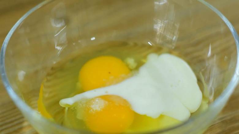 嫩滑弹牙，简单快手超好吃,鸡蛋中加一点点盐和少许牛奶拌匀。
