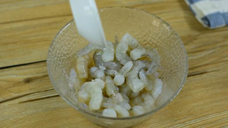 嫩滑弹牙，简单快手超好吃,虾仁洗净沥干，加入盐和料酒，抓匀腌制15分钟。