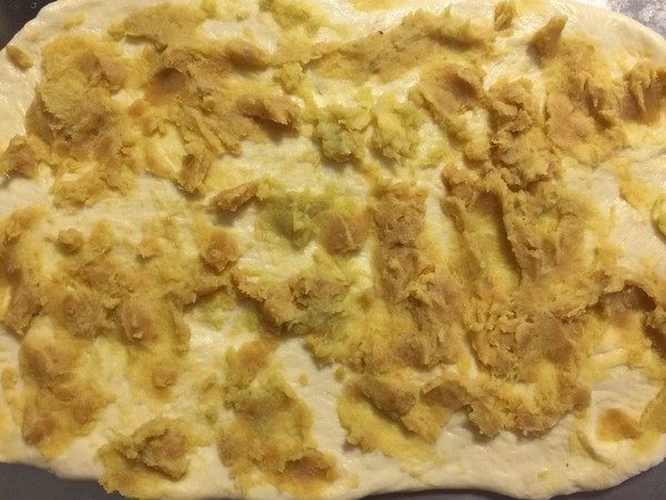 红薯吐司,将揉好的面团檊成长方形的大片，大概一厘米厚，抹上剩余红薯泥。