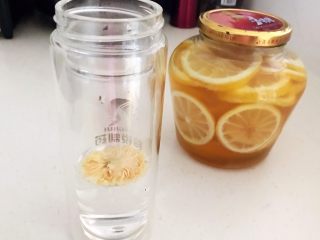 蜜渍柠檬皇菊茶,取一朵婺源皇菊放入玻璃杯中，倒入1/3开水，浸泡5分钟，然后把水倒掉