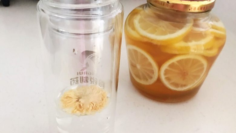 蜜渍柠檬皇菊茶,取一朵婺源皇菊放入玻璃杯中，倒入1/3开水，浸泡5分钟，然后把水倒掉