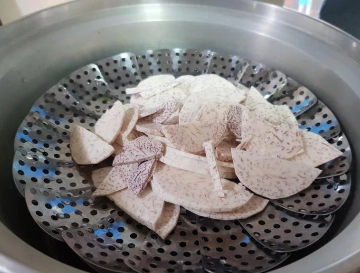 椰香芋泥千层酥QQ捲,芋头200g切片，放电锅蒸20分钟左右。
