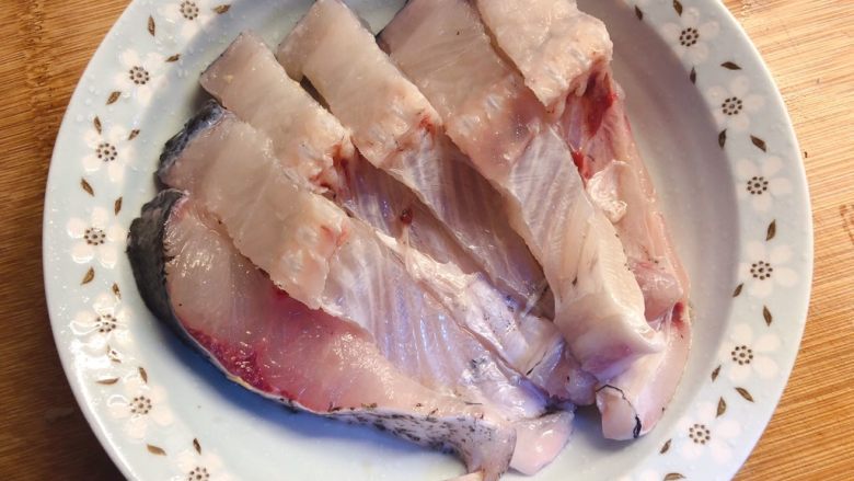 腐竹焖鱼腩,加入料酒和盐腌制半小时。
