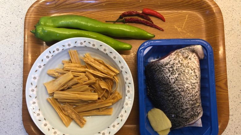腐竹焖鱼腩,准备食材。