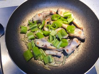 腐竹焖鱼腩,加入青椒。
