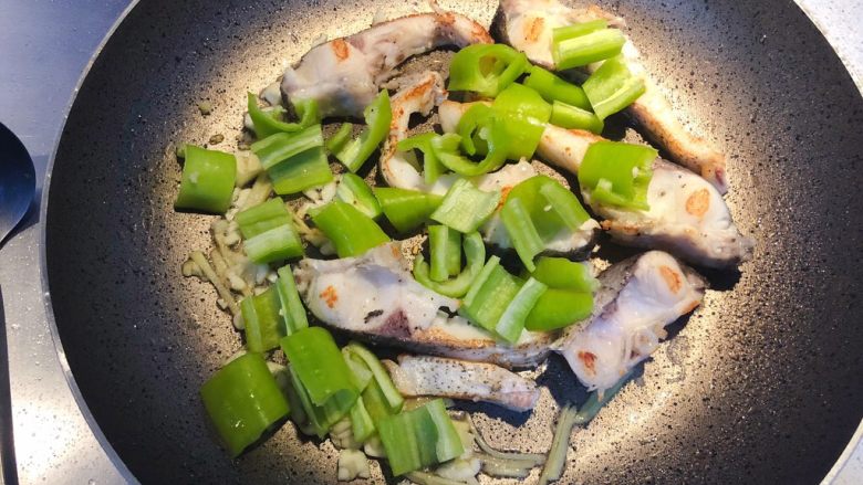 腐竹焖鱼腩,加入青椒。
