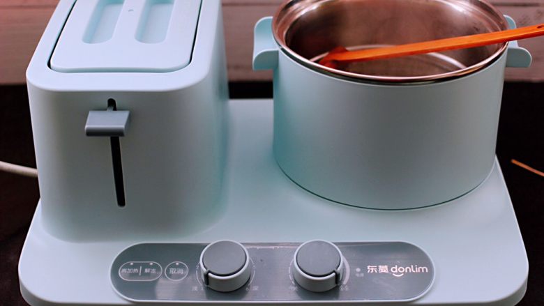 对虾红肠时蔬泡面,东菱早餐机的汤锅里加入适量的清水。