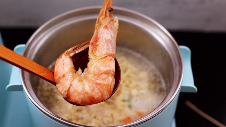 对虾红肠时蔬泡面,这个时候放入提前煮熟的大对虾。