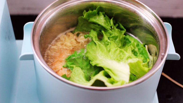 对虾红肠时蔬泡面,这个时候放入洗净的生菜。
