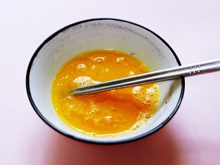 海参虾仁鸡蛋羹,用筷子把鸡蛋打散后搅拌均匀。