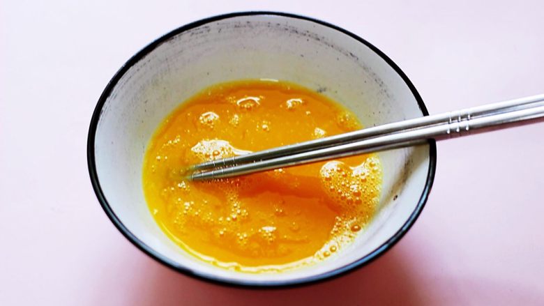 海参虾仁鸡蛋羹,用筷子把鸡蛋打散后搅拌均匀。