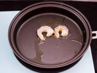 海参虾仁鸡蛋羹,另起东菱早餐机的煎锅倒入花生油烧热后，把洗净的虾仁放到煎锅里。
