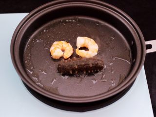 海参虾仁鸡蛋羹,把虾仁煎至两面发红色的时候，放入海参两面煎一下就可以了。