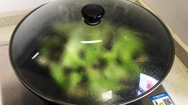 小米椒木耳百合炒儿菜,盖上锅盖，转小火煮2分钟
