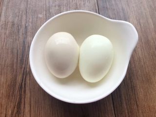 红糖酒酿鸡蛋,鸡蛋煮好，用冷水浸泡一会（泡一下壳比较好剥），泡好剥掉外壳待用。