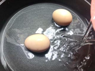 红糖酒酿鸡蛋,把鸡蛋放入锅里，倒入适量水，小火煮15分钟，把鸡蛋煮熟。