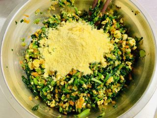 玉米面菜团子,拌均匀后的馅料，在加入20克的玉米面 拌均匀