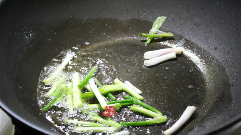 香煎葱花卷,烧热炒锅，倒入食用油，将葱梗爆香后捞出，用碗盛起用来炒面或炒肉都行。