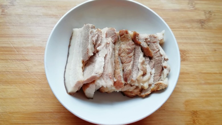 金牌天津扣肉,取一个稍大一点的碗，将五花肉肉皮朝下整齐的码放在碗中。