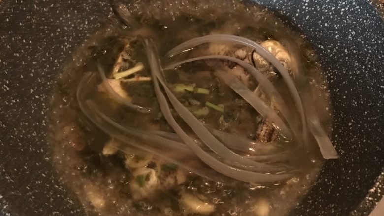 酸菜炖野生杂鱼,放入粉条