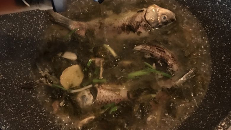 酸菜炖野生杂鱼,加入黄酒