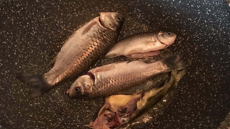 酸菜炖野生杂鱼,用厨房纸巾吸干杂鱼表面水分，放入油锅两面煎一下盛出