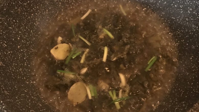 酸菜炖野生杂鱼,加入葱姜蒜，倒入适量热水烧开