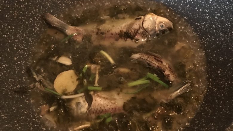 酸菜炖野生杂鱼,放入煎好的鱼