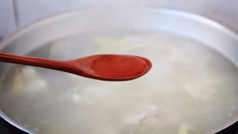 春笋海参煲鸡腿汤,放入1勺的米酒。
大火煮开。