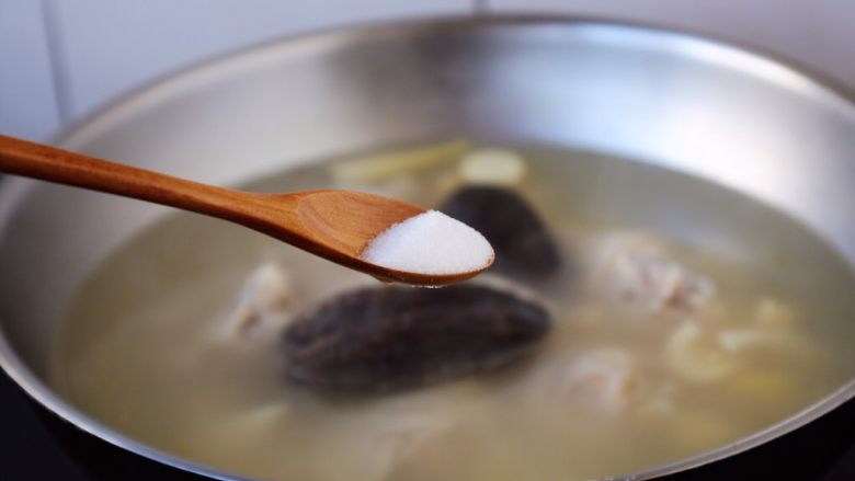 春笋海参煲鸡腿汤,放入少许（依个人口味）的盐调味即可。