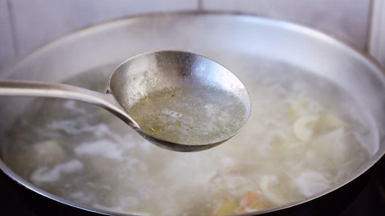 春笋海参煲鸡腿汤,撇去浮油和血末。
炖30分钟左右。