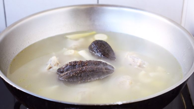 春笋海参煲鸡腿汤,放入海参，炖煮3～5分钟。