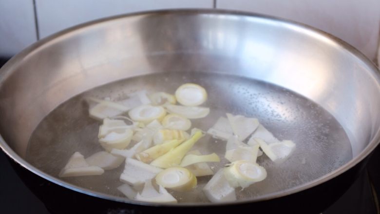 春笋海参煲鸡腿汤,锅里放适量的凉水，水开后放入春笋块，大火煮开，煮约2或者3分钟，捞出备用。
焯水可以去除春笋的涩味，吃起来更爽口，还能让70%的草酸流失。